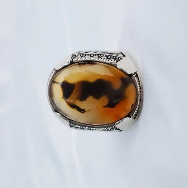 A distinctive and rare Yemeni agate silver ring with a bat motif 64 / 5,000 خاتم فضة عقيق يمنى مميز ونادر بنقشة خفاش
