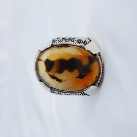 A distinctive and rare Yemeni agate silver ring with a bat motif  64 / 5,000 خاتم فضة عقيق يمنى مميز ونادر بنقشة خفاش